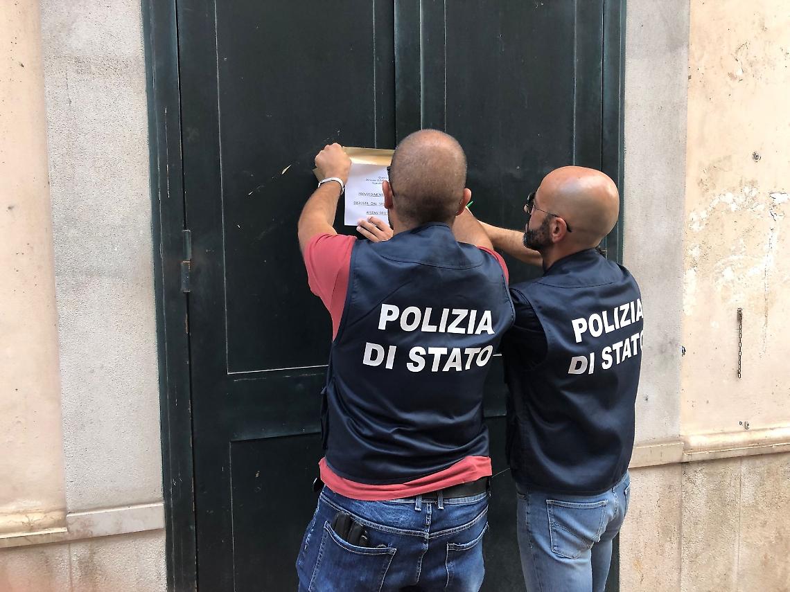 La notifica della sospensione della licenza a cura della Polizia di Stato