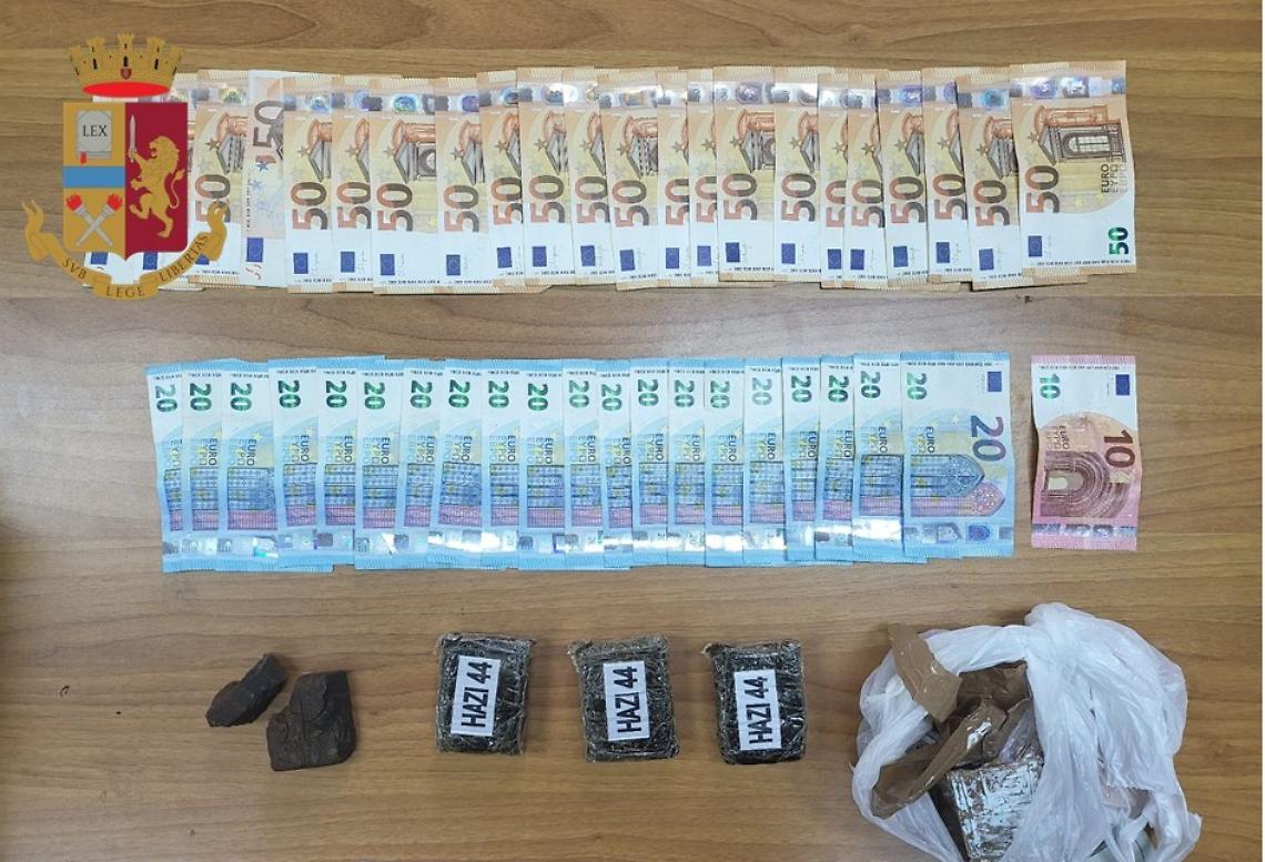 La droga e i soldi sequestrati