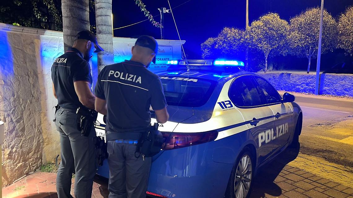 La polizia davanti al ristorante teatro della sparatoria - foto Francesco Manfuso