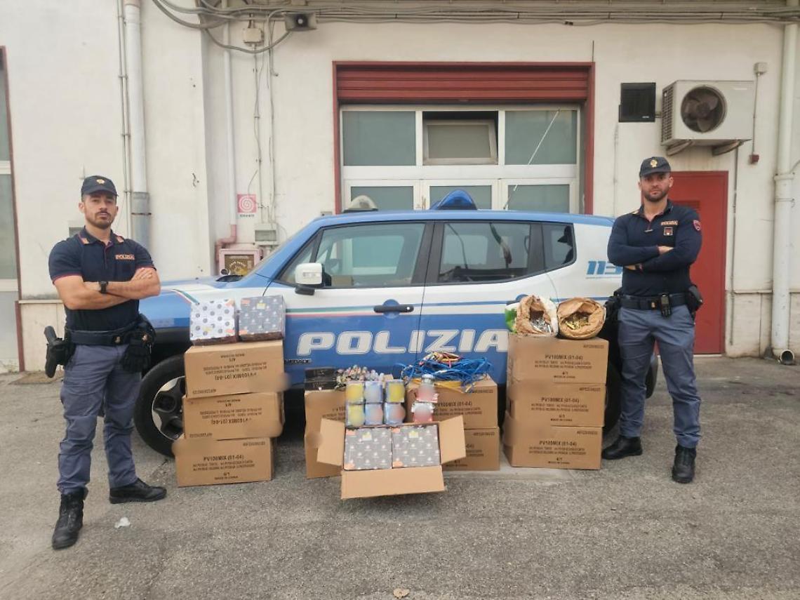 Il materiale sequestrato dalla Polizia