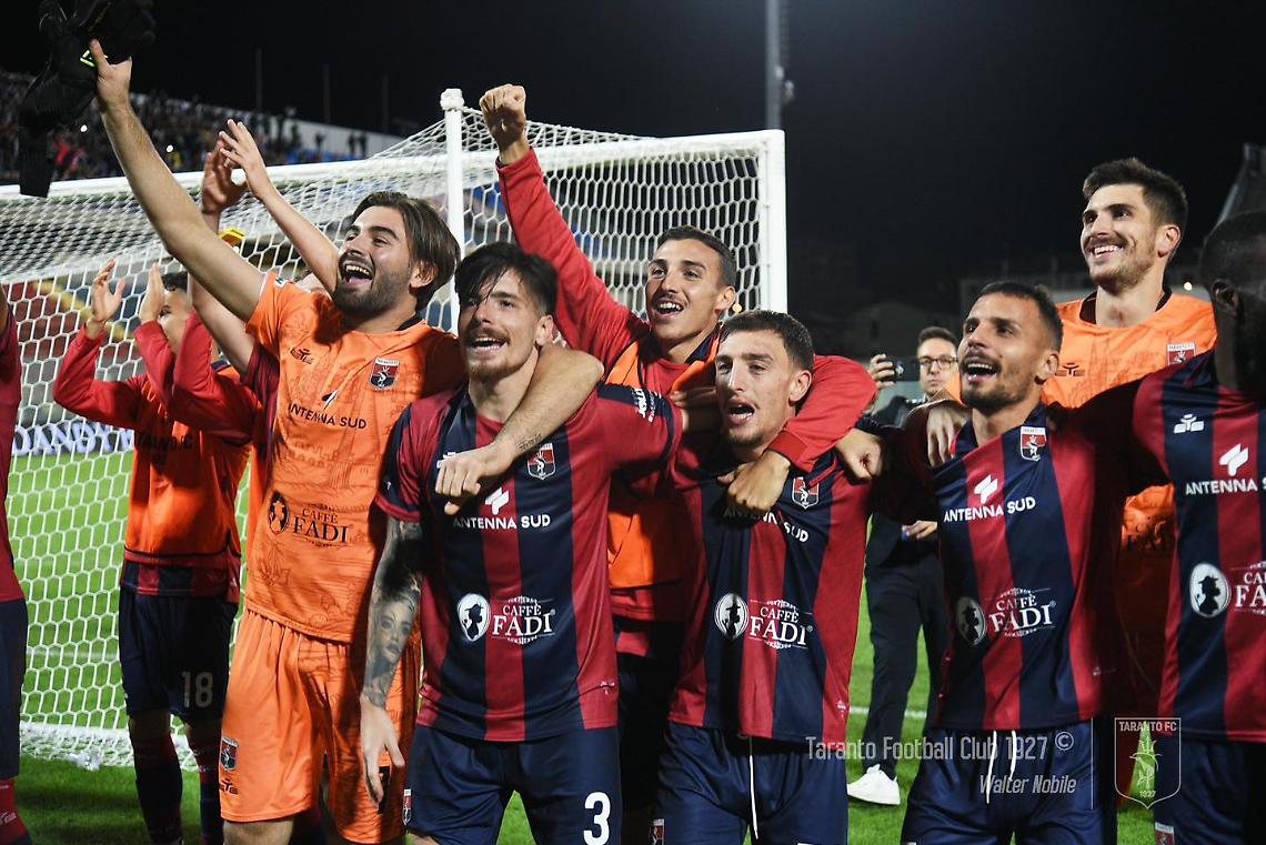 Esultanza dei rossoblù al termine del match contro il Messina (foto profilo facebook Taranto Fc 1927)