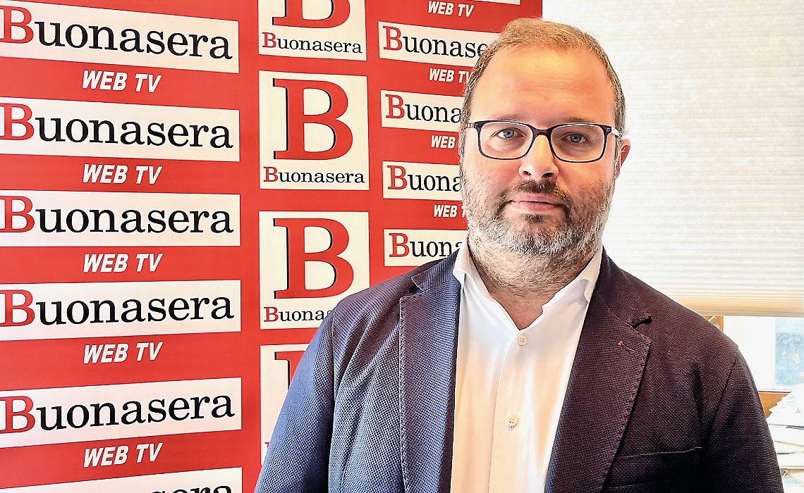 Massimiliano Di Cuia, consigliere regionale (Forza Italia). Sullo sfondo, una veduta del porto di Taranto