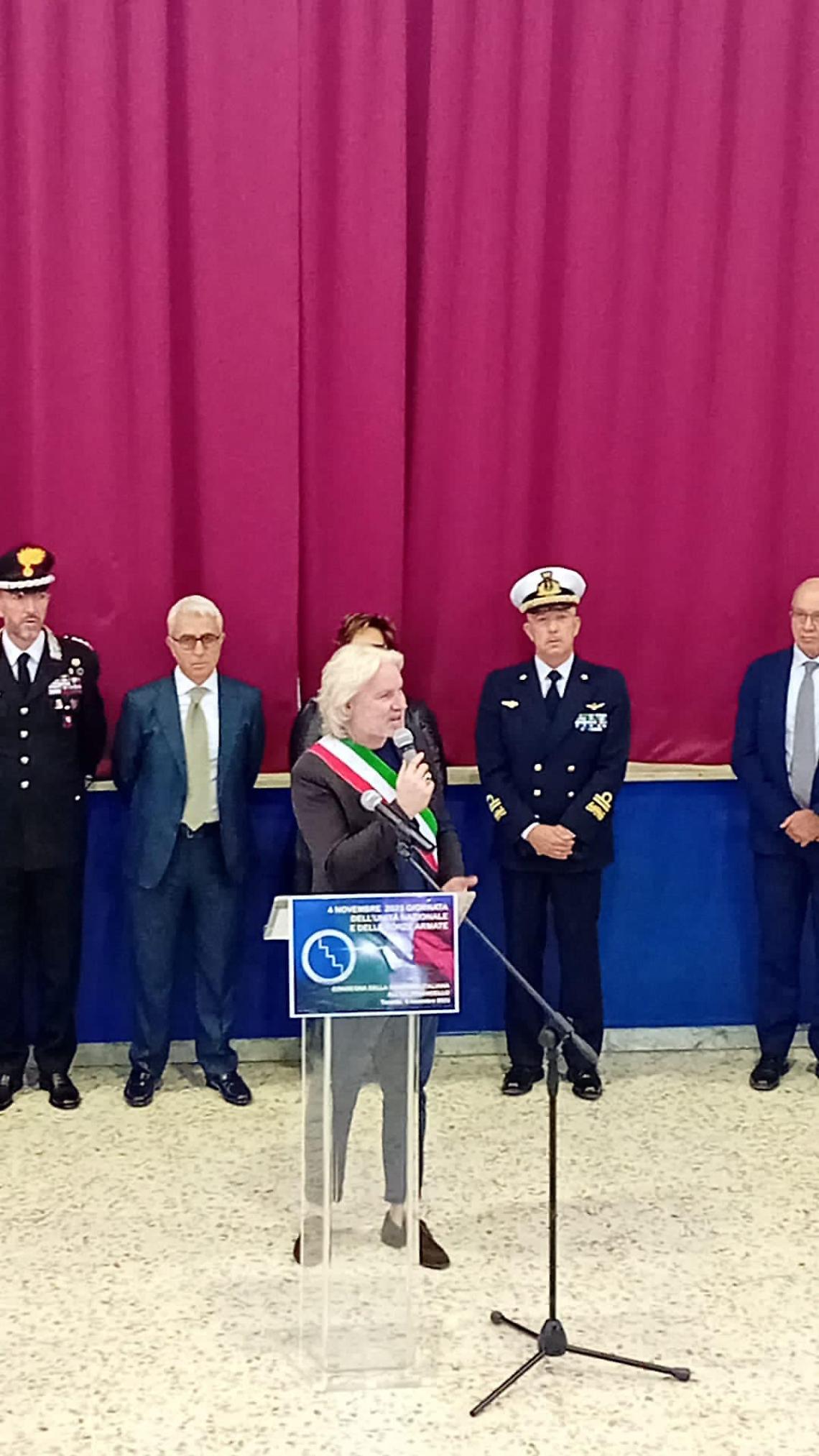 L'assessore Fabiano Marti alla cerimonia di consegna del tricolore nazionale alla scuola "Pirandello"