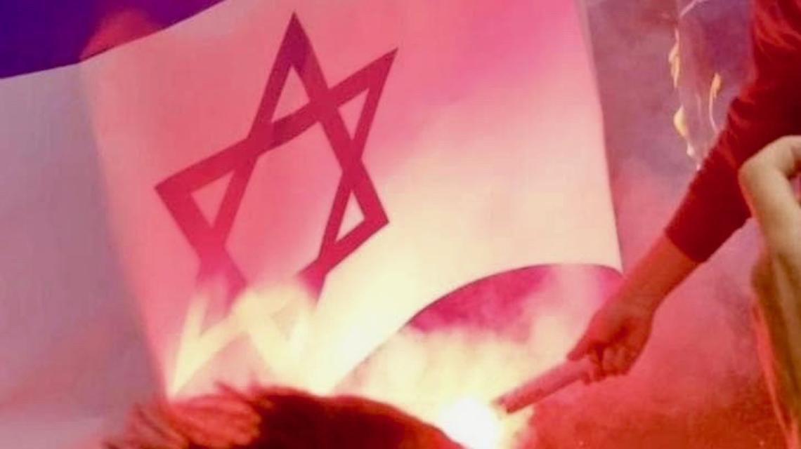 bandiera israeliana bruciata