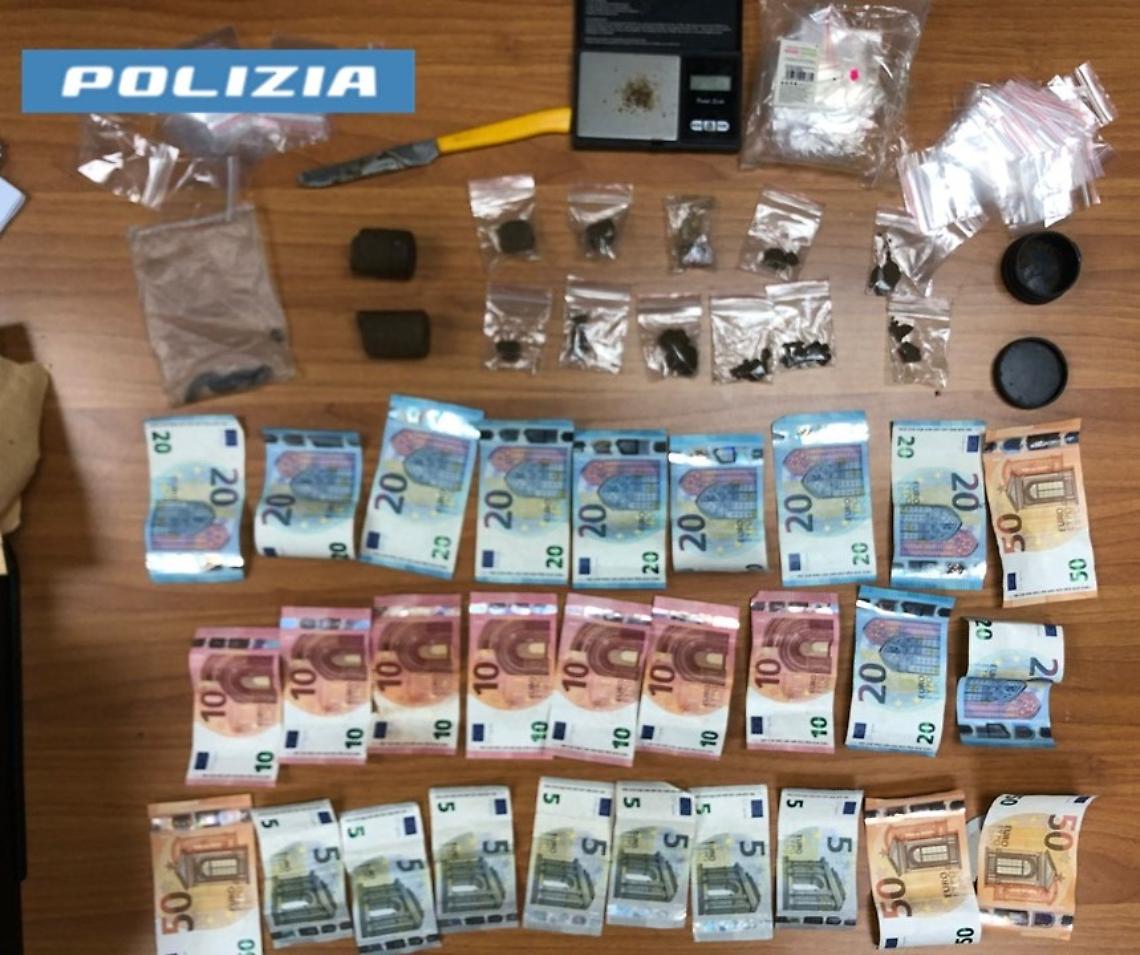 La droga e i soldi sequestrati dalla Polizia