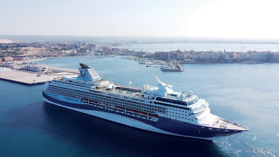 Nave da crociera a Taranto