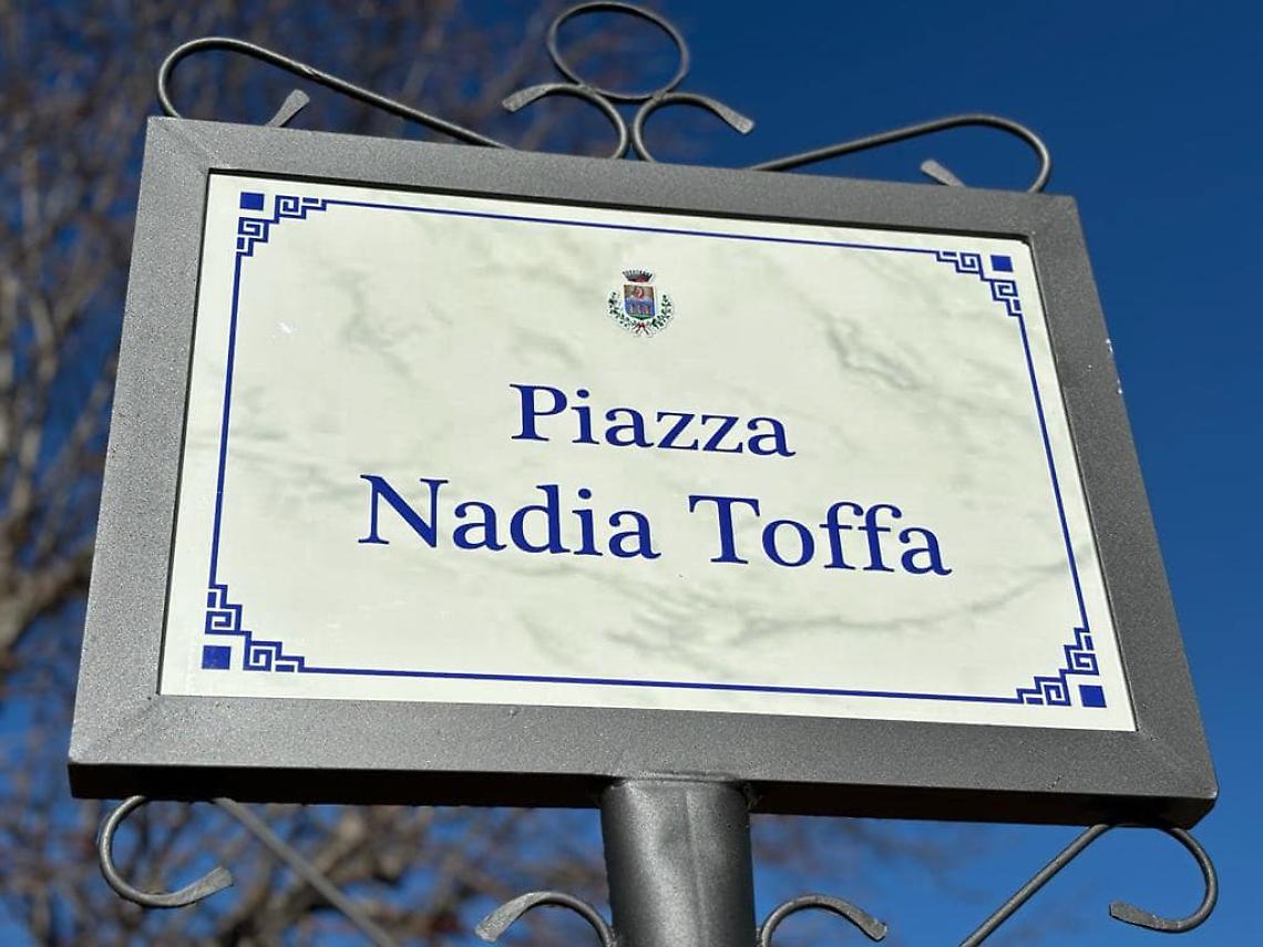 La piazza dedicata a Nadia Toffa a Maruggio