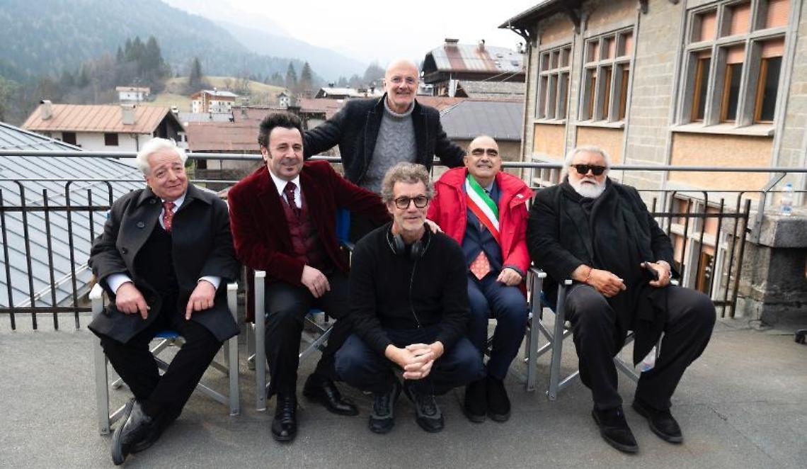 Diego Abatantuono e il cast del film  "Improvvisamente a Natale mi sposo"