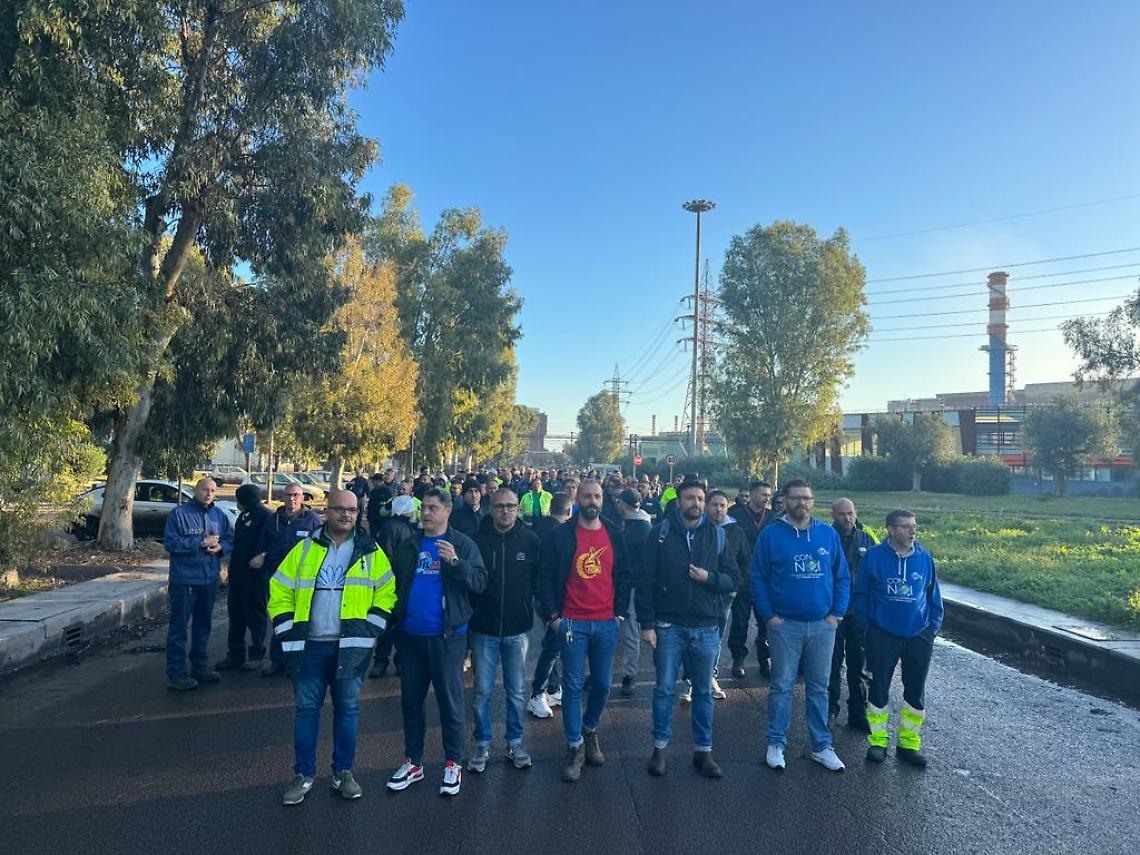 Il corteo dei lavoratori all'interno dello stabilimento