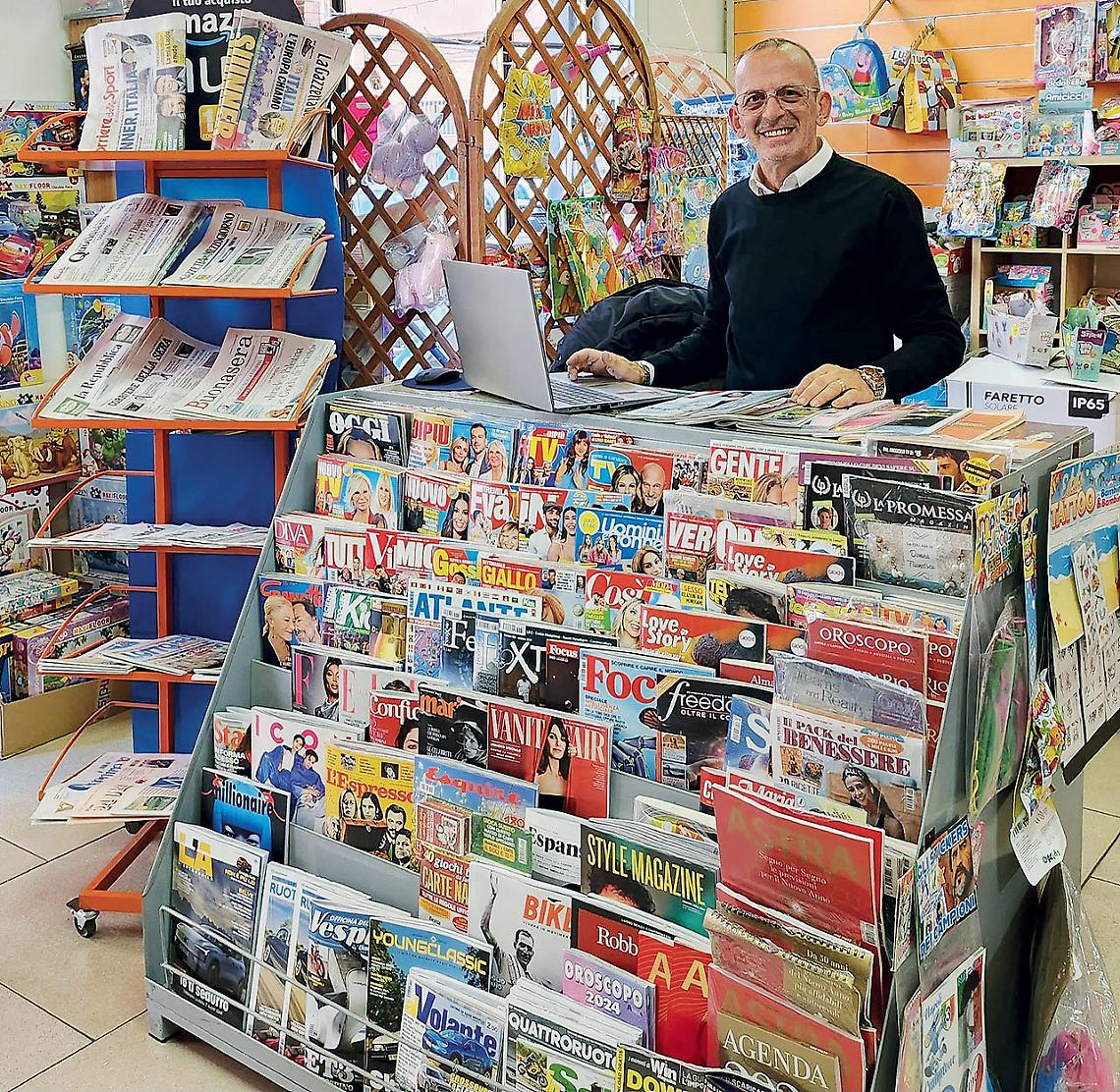 Antonio D’Incesso nella sua edicola al rione Tamburi