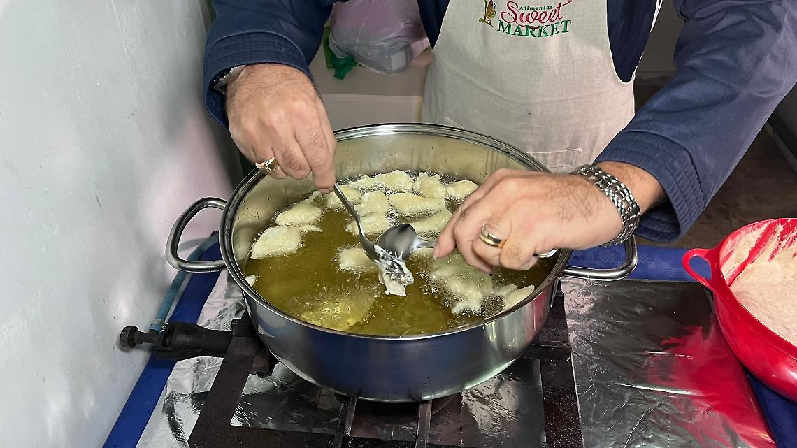 Le pettole preparate durtante la notte - foto di Francesco Manfuso