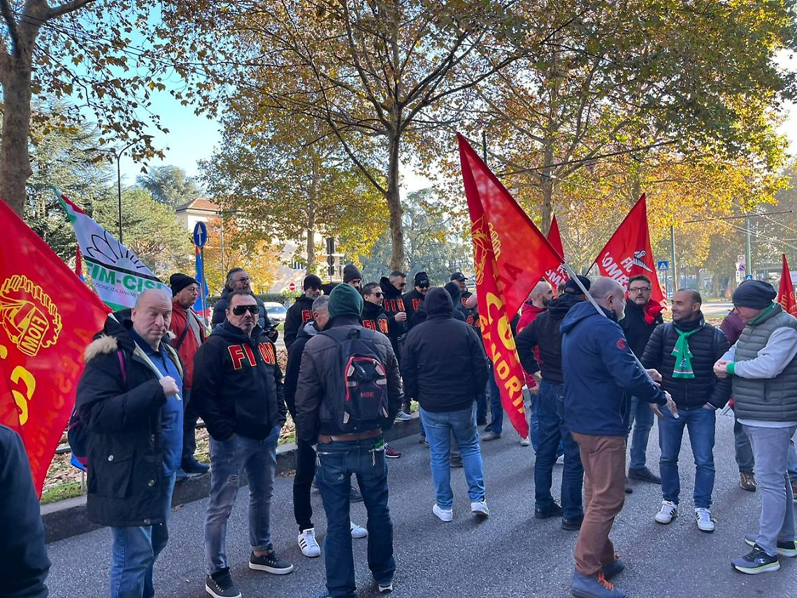 Il presidio dei sindacati a Milano