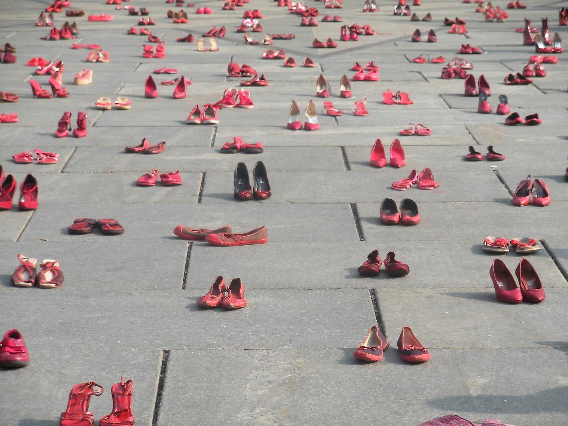 Scarpette rosse, simbolo della battaglia contro la violenza sulle donne