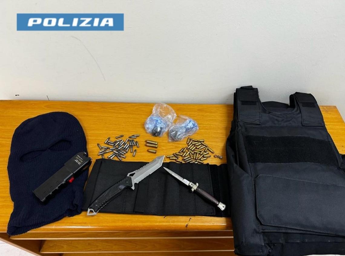 Il materiale sequestrato dalla Polizia