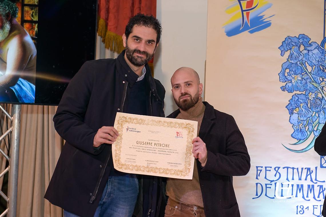 Giuseppe Petrone al momento della consegna del premio
