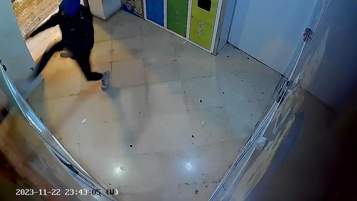 Uno degli episodi denunciati da Casartigiani Taranto avvenuto all'interno di un distributore automatico h24