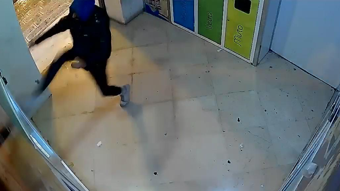 Uno degli episodi denunciati da Casartigiani Taranto avvenuto all'interno di un distributore automatico h24