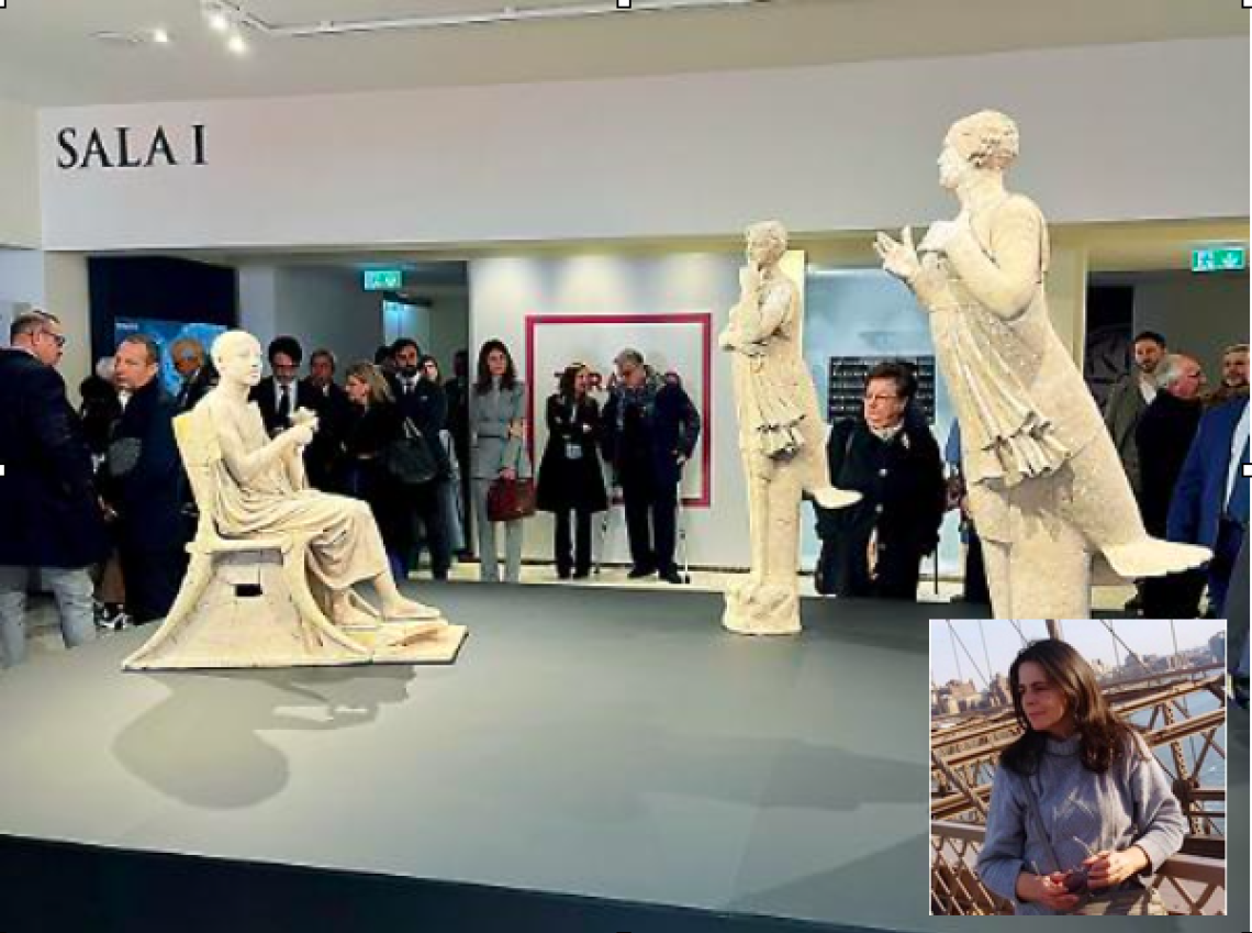 Il gruppo Orfeo e le Sirene e, nel riquadro, la nuova direttrice del MArTA, Stella Falzone