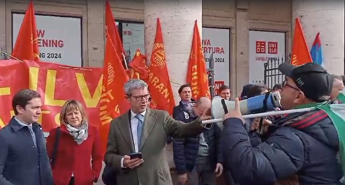 La protesta dei lavoratori ex Ilva a Roma. Contestato l'ex Ministro Orlando
