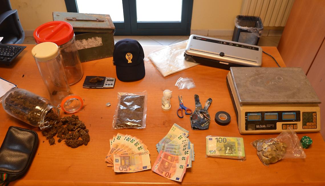 La droga e i soldi sequestrati