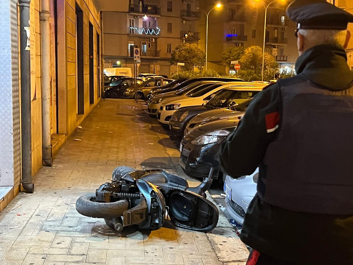 La moto abbandonata dal malvivente - foto di Francesco Manfuso