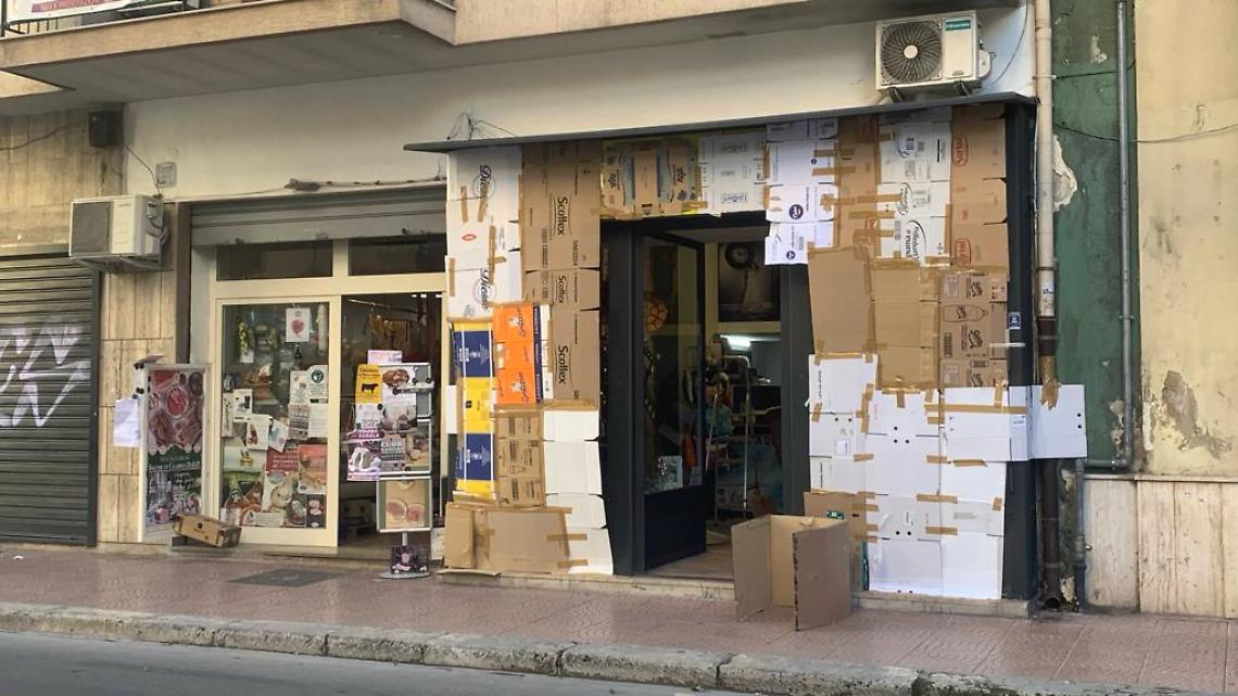 Vetrine coperte con i cartoni per la notte di San Silvestro - foto di Francesco Manfuso in via Cesare Battisti a Taranto