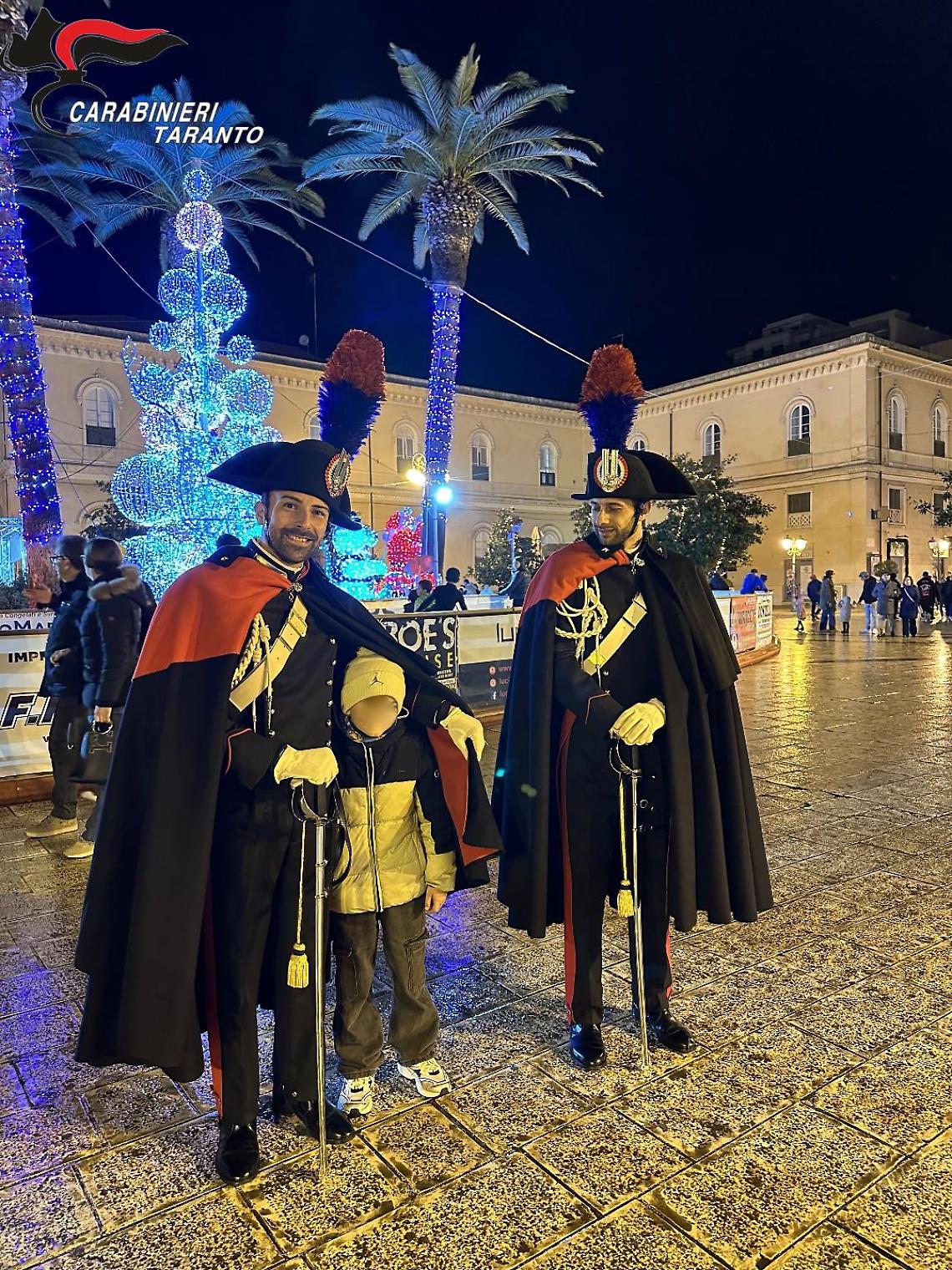 I due Carabinieri in "grande uniforme storica" in piazza Immacolata