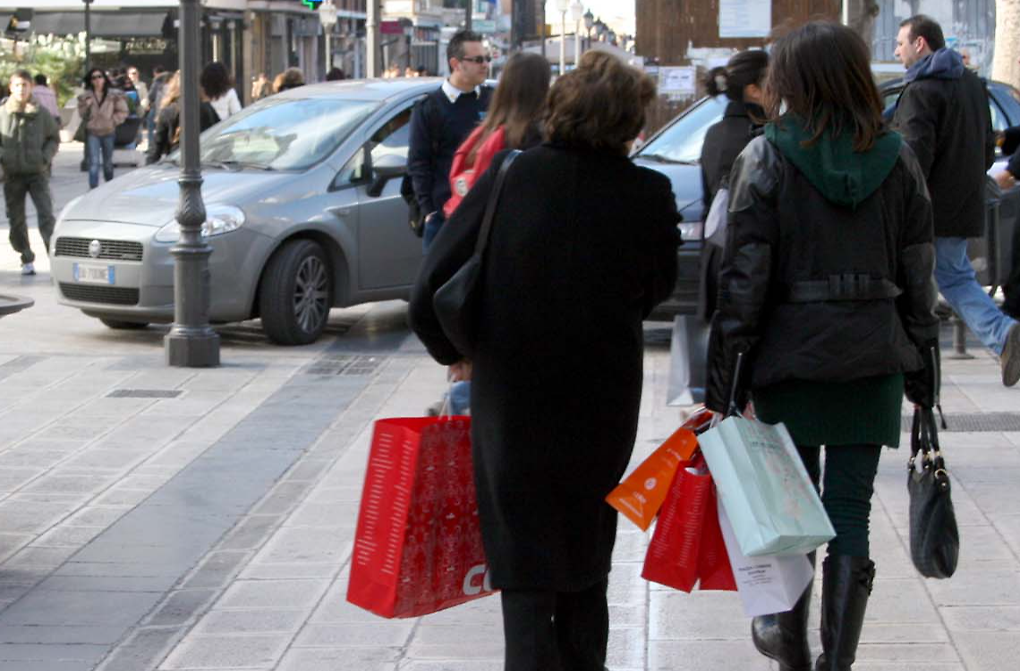 Saldi invernali, shopping in città (foto d'archivio)