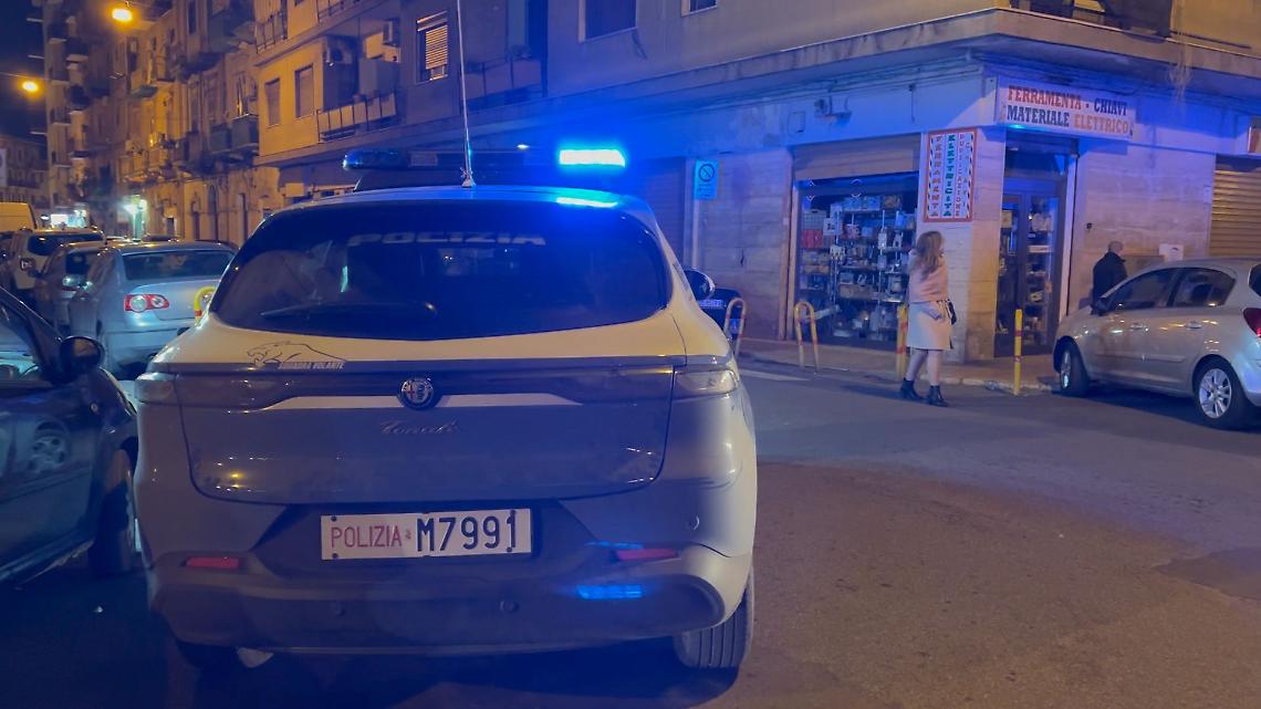 Incendio e paura all'angolo tra via Messapia e via Leonida - foto Francesco Manfuso