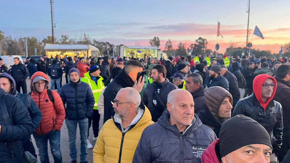 Il presidio delle portinerie ex Ilva - foto Francesco Manfuso