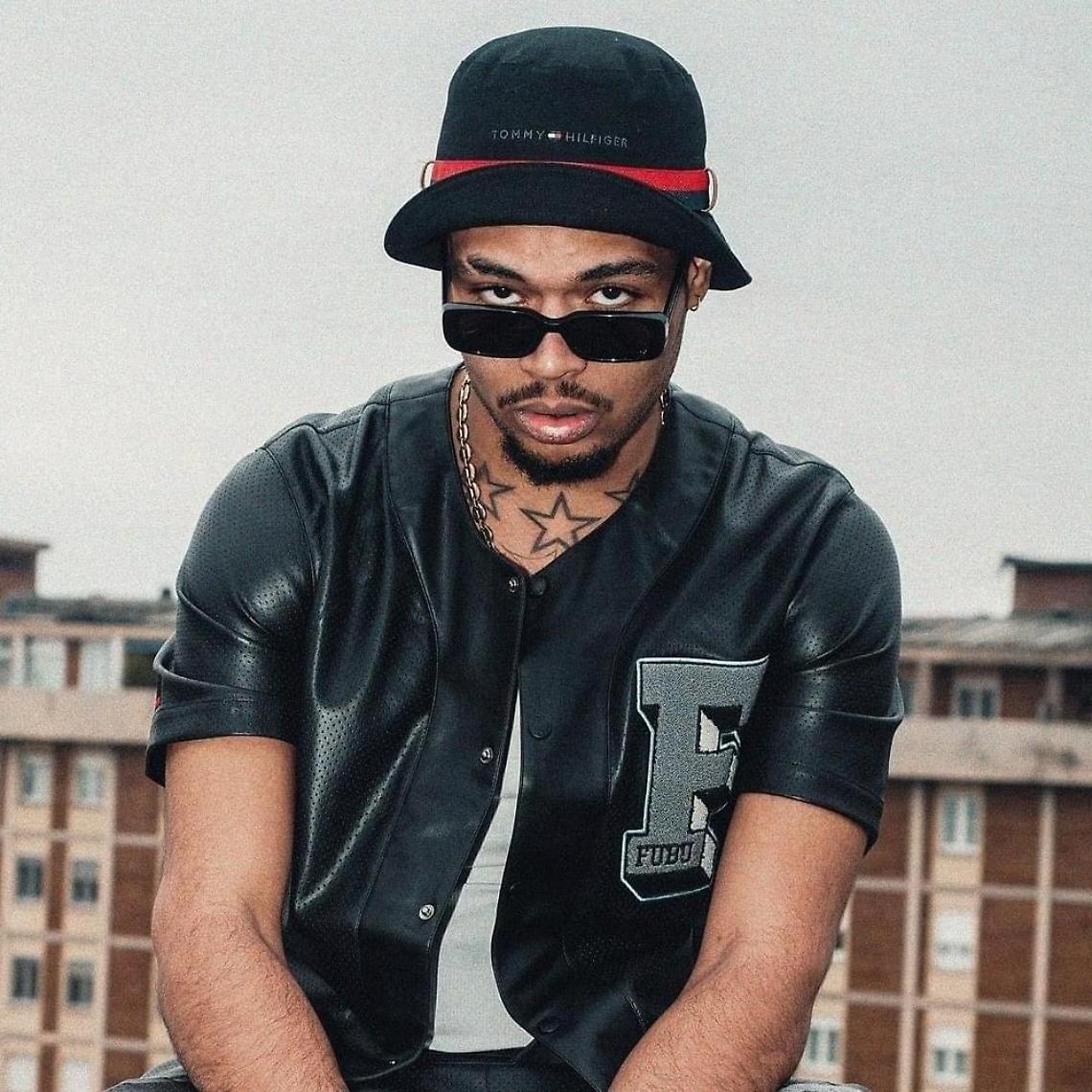 Il rapper Artie 5ive in dj set al Demodè