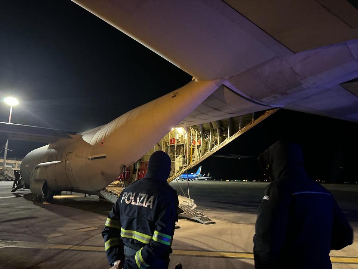 L'aereo prima del decollo per Roma
