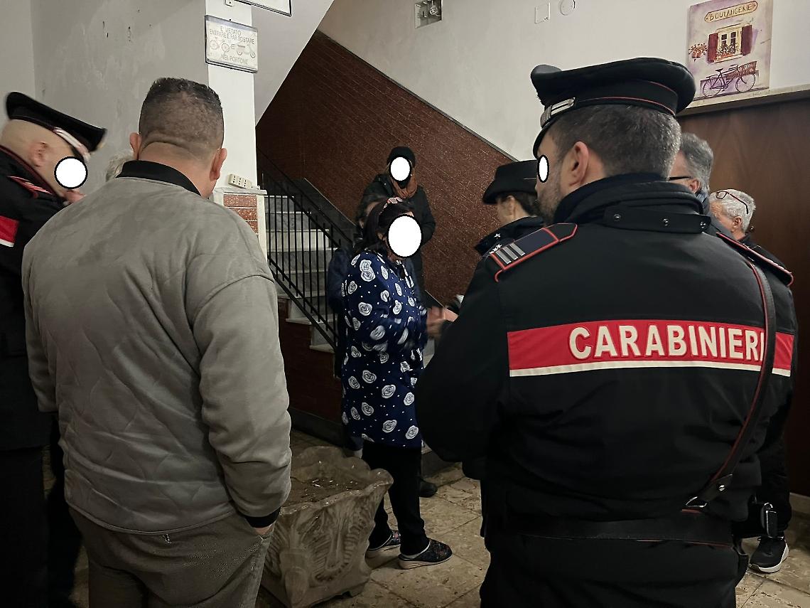 Uno dei momenti dello sgombero del palazzo che sta cedendo - foto di Francesco Manfuso
