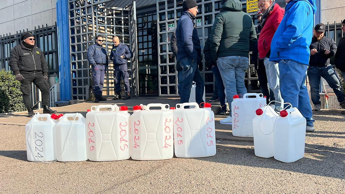 La protesta con i bidoni davanti all'ex Ilva