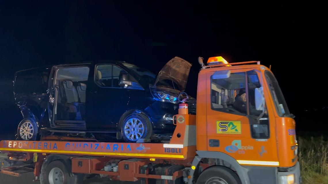 L'auto trasportata via dopo l'incidente - foto Francesco Manfuso