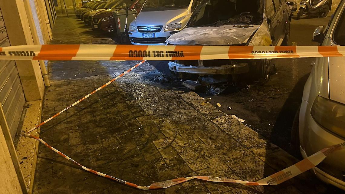 L'auto incendiata in via Nettuno