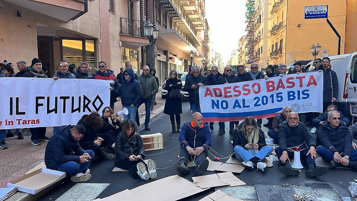 La protesta di Aigi sotto la prefettura