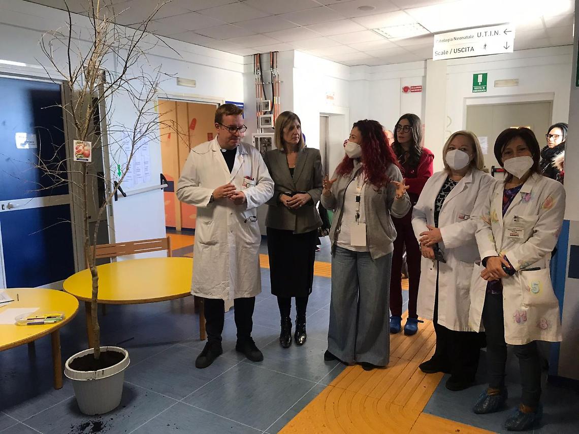 la piantumazione dell’albero di melograno presso il reparto di oncoematologia pediatrica del SS.Annunziata