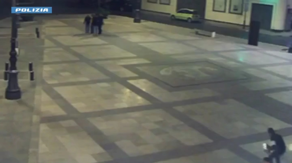 Il momento dell'accensione dei fuochi pericolosi in piazza Garibaldi a Manduria