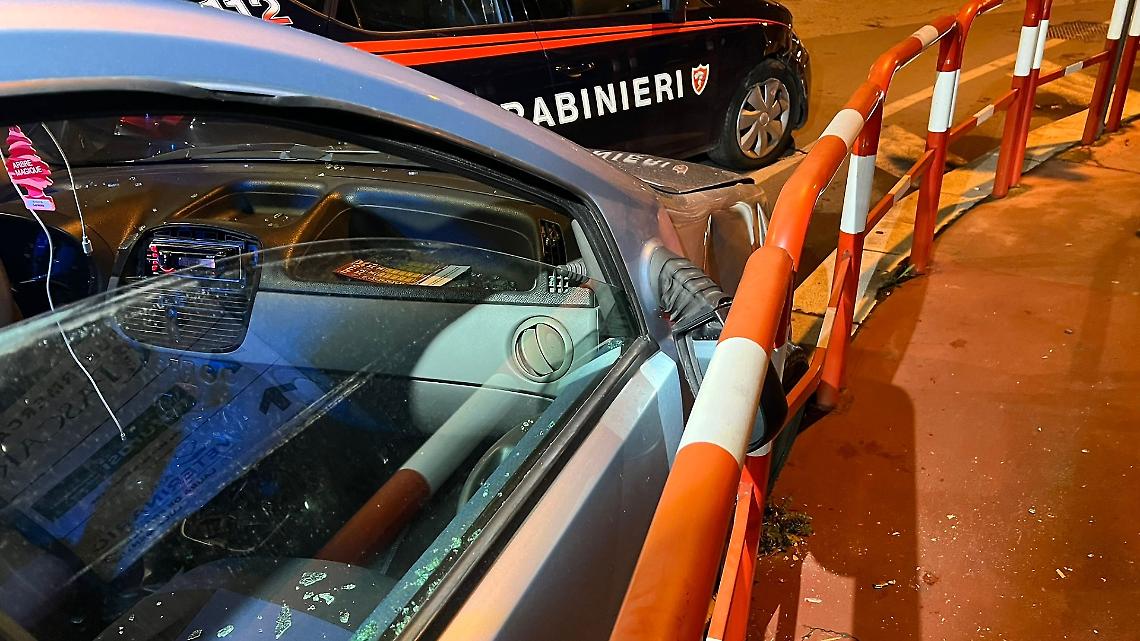 L'auto dei carabinieri e la Punto dopo la collisione - foto di Francesco Manfuso