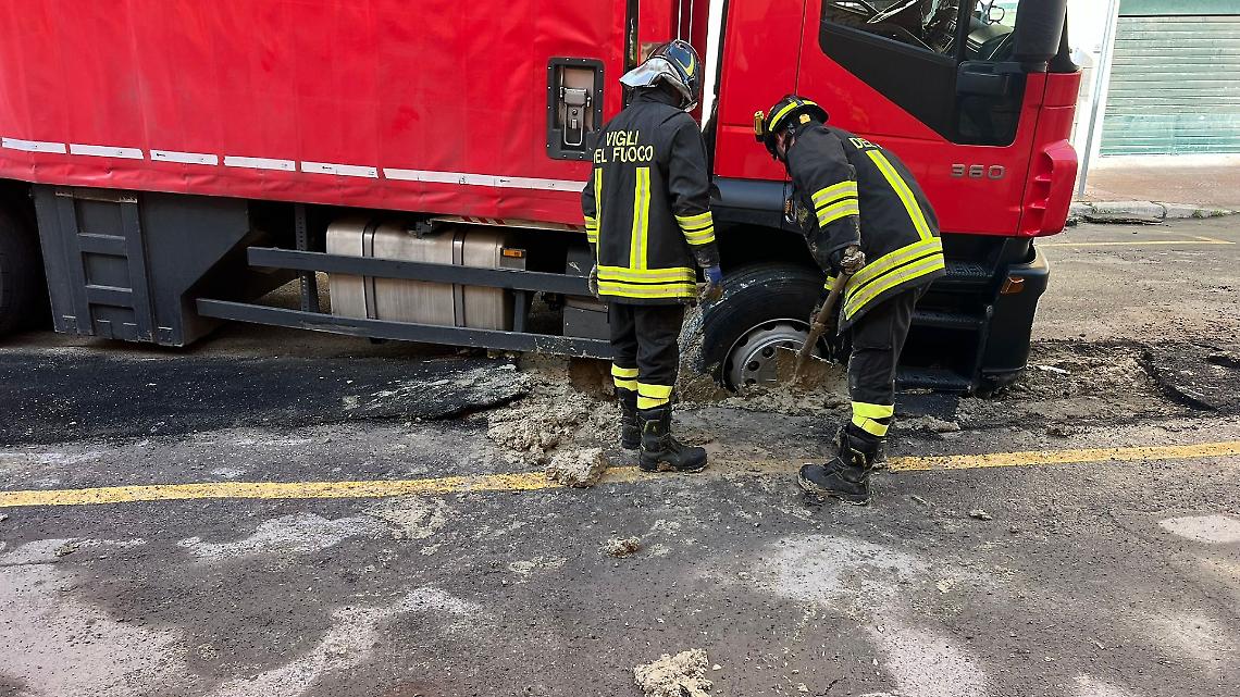 Il camion incastrato nella buca in via Pupino - foto di Francesco Manfuso
