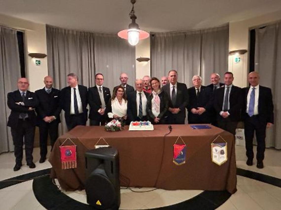Un momento della cerimonia di passaggio di consegne