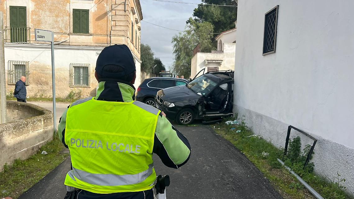 L'incidente in via San Donato Palumbo - foto di Francesco Manfuso