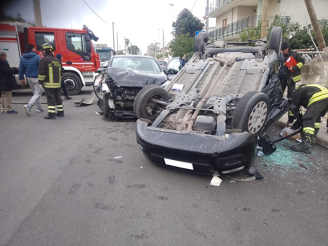 Rocambolesco incidente in via Guarini - foto di Francesco Manfuso