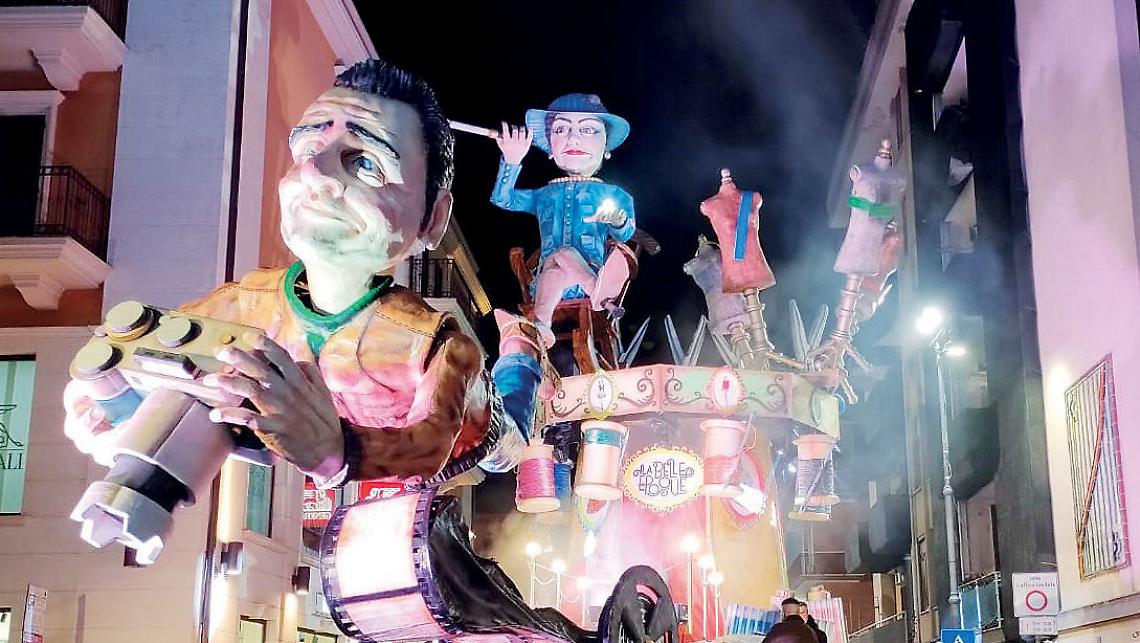 “La Belle Epoque” (Associazione Pressis Charta), primo classificato nella categoria “carri allegorici”