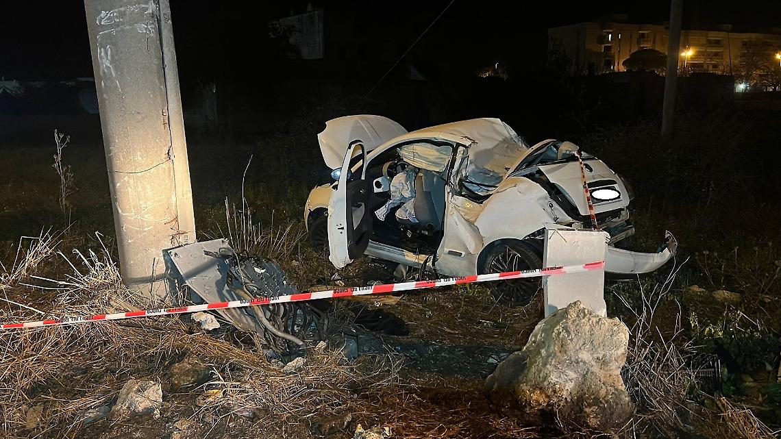 L'auto sulla quale viaggiavano le quattro giovani donne - foto Francesco Manfuso