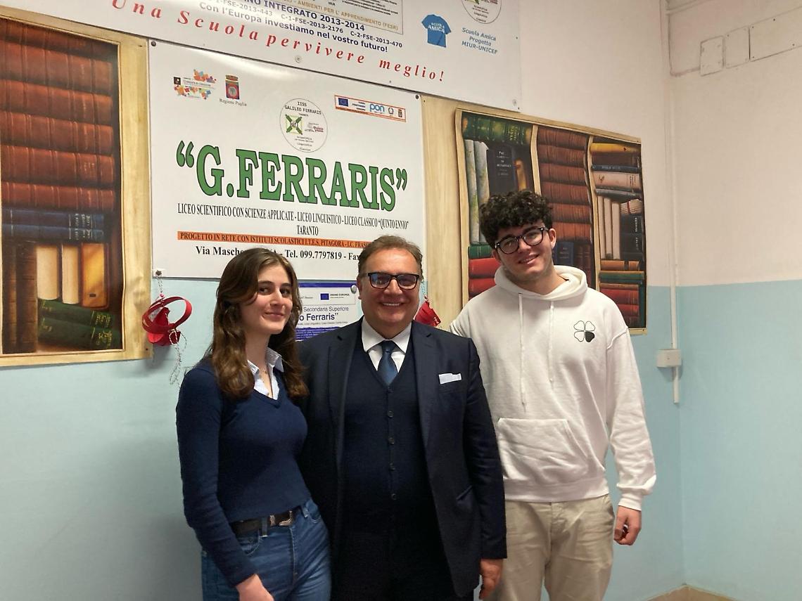 Il Consigliere Regionale Antonio Paolo Scalera con gli alunni del Liceo Scientifico Galileo Ferraris di Taranto