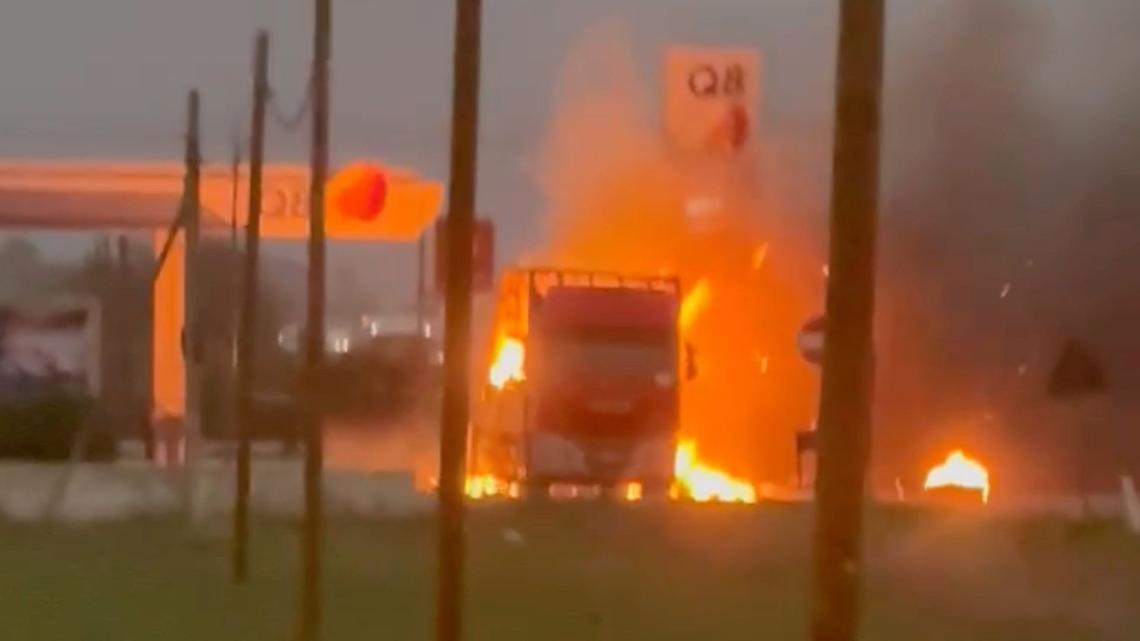 La stazione di servizio durante l'incendio - foto di Francesco Manfuso