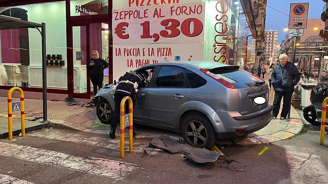 L'auto coinvolta nell'incidente in via Mazzini - foto Francesco Manfuso