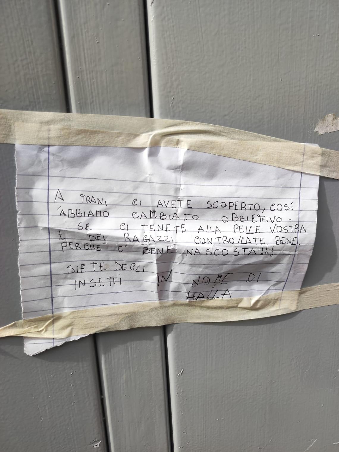 Il foglietto che annunciava la presenza di una bomba nella scuola di Andria